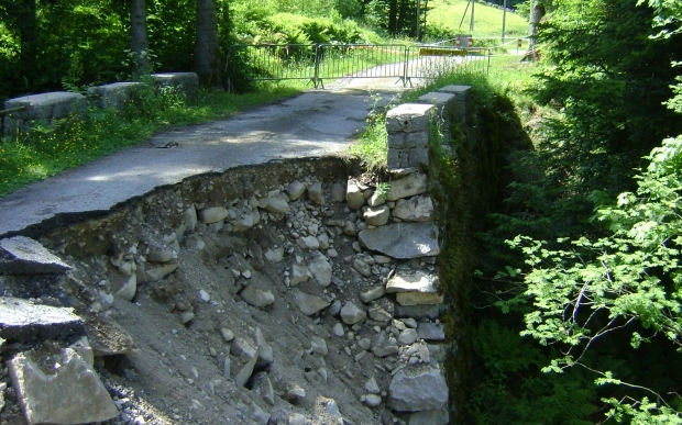 Pont après le glissement de terrain